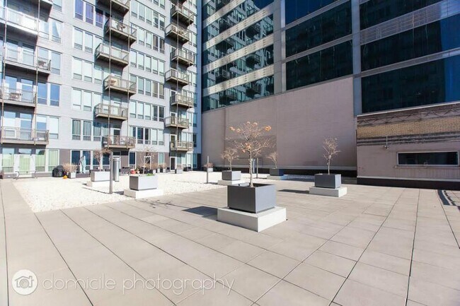 Building Photo - 565 W Quincy St