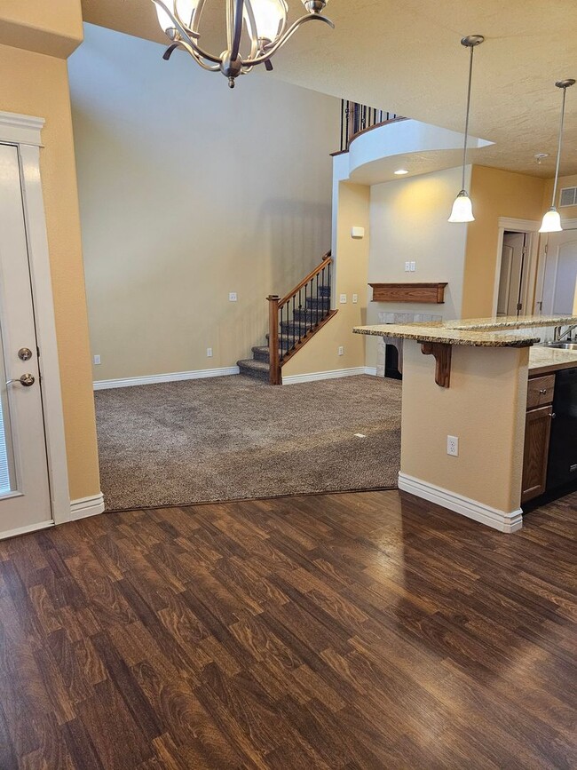 Building Photo - 3/2.5 in Boise-2 Car Garage, Fireplace, Vaulted Ceilings, Landscaping Included.