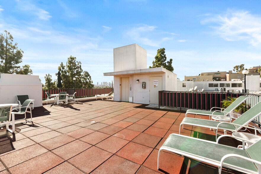 Building Photo - 8530 Holloway Dr