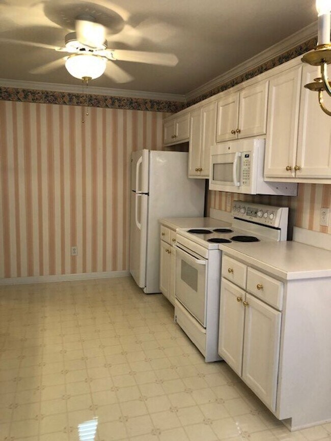 Building Photo - READY TO MOVE IN! 2 Beds 2 Baths! Price ad...