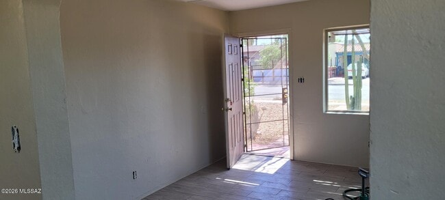 Building Photo - 1032 N Catalina Ave