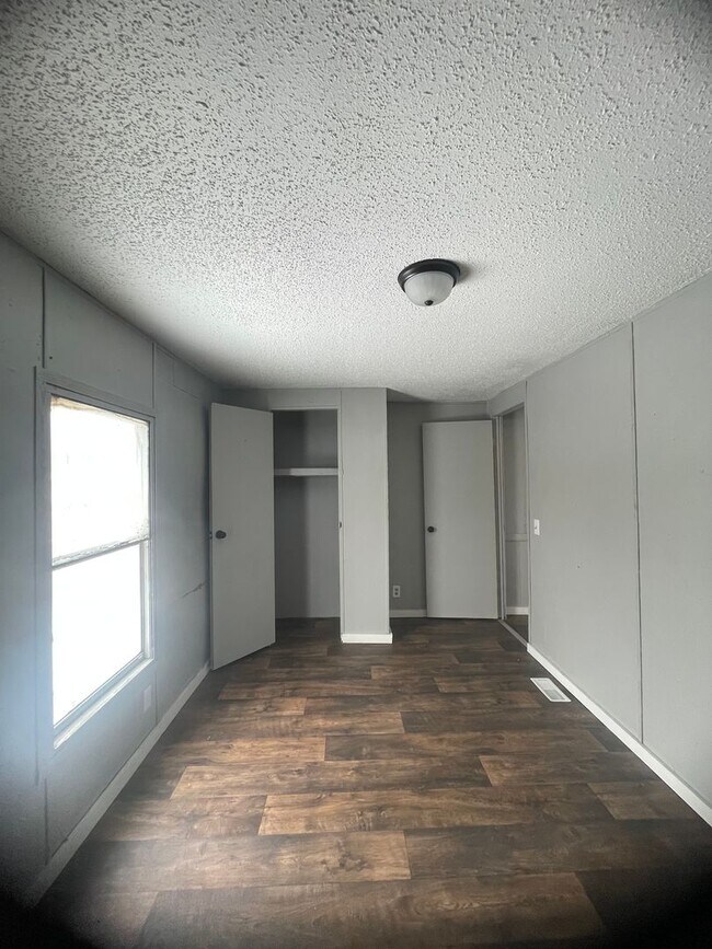 Building Photo - Country living with spacious front and backyard - 3 beds/ 2bath available now