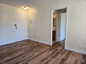 Building Photo - Cozy 1 Bed 1 Bath Condo With Parking In Br...
