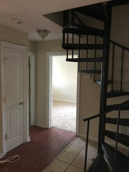 Building Photo - 750 Barnaby St SE