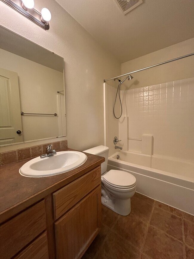 Building Photo - Boise Townhome Near BSU| EARLIER MOVE IN DATE UPON REQUEST