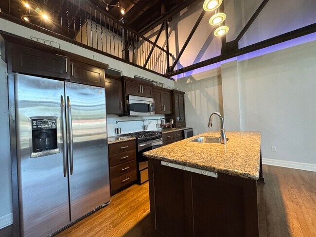 Building Photo - 1715 Summit St