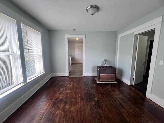 Building Photo - Upper One Bedroom - Close to Downtown Gran...