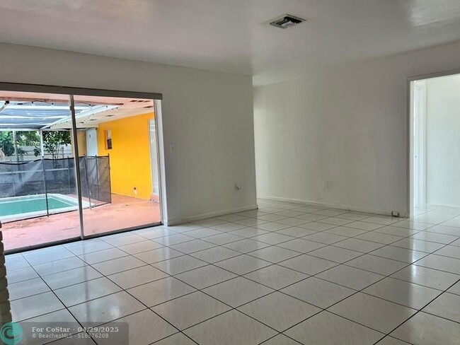 Building Photo - 7941 Plantation Blvd