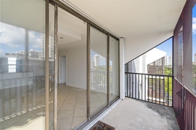 Building Photo - 3475 N Country Club Dr
