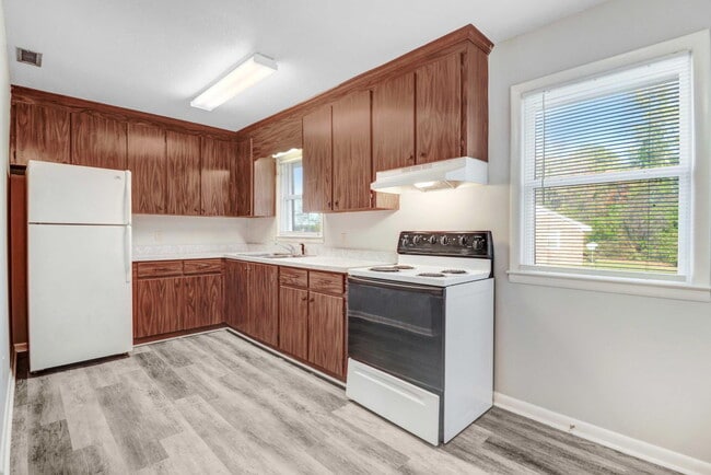 Building Photo - 2 BR | 1 BA Apartment - Scott Hills Apts in Goldsboro *Trash/Water/Lawn Care Included*