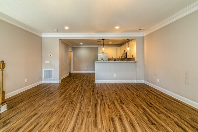 Building Photo - 338 Broadberry Ave