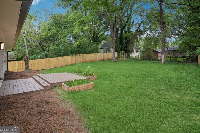 Building Photo - 1335 E Washington Ave