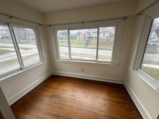 Building Photo - 3 Bedroom Home Available in July