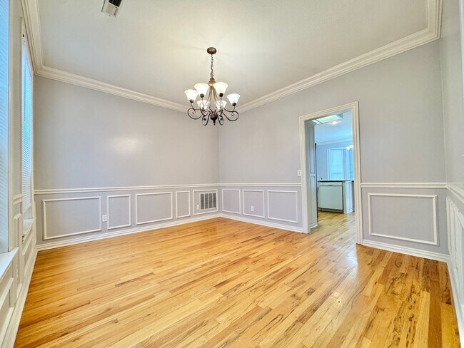 Building Photo - East Fayetteville 7 bedrooms 5 baths, VANDERGRIFF DIST - beautiful spread