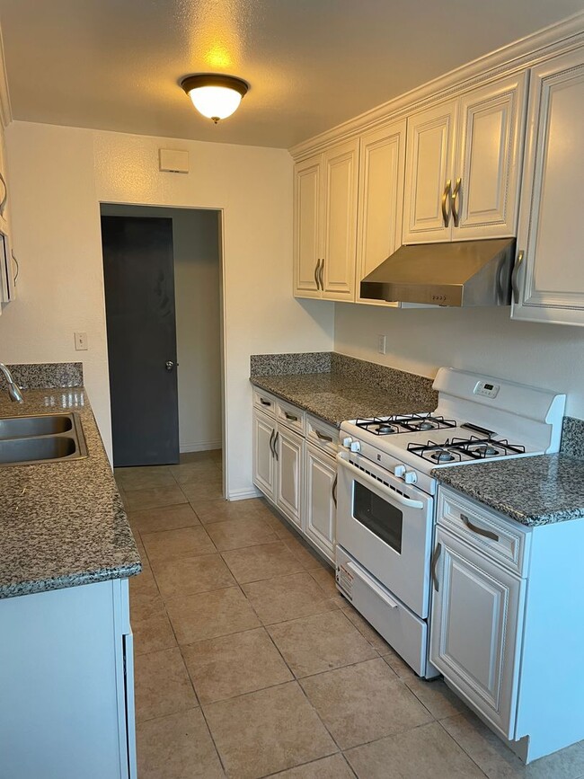 Building Photo - Newly Remodeled 2 BR Apartment in Baldwin ...