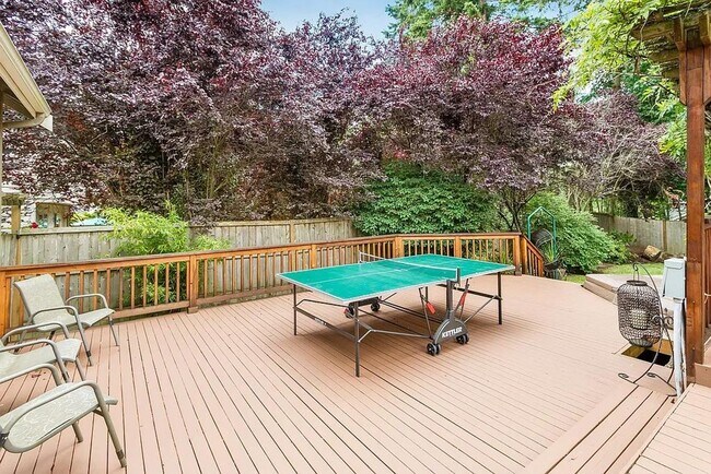 Building Photo - Spacious 5-Bedroom Home with Fenced Yard a...