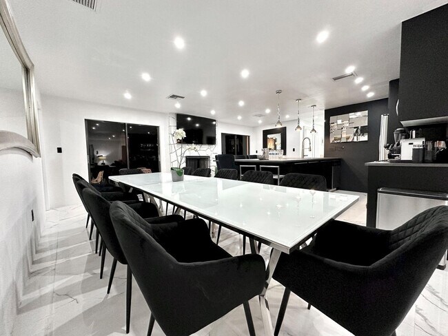 Building Photo - 5700 Saddlebrook Way