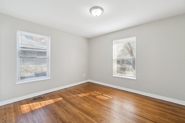 Building Photo - 3 bed, 1 bath home in the Village