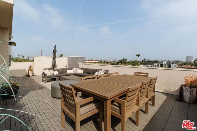 Building Photo - 6072 Pickford St