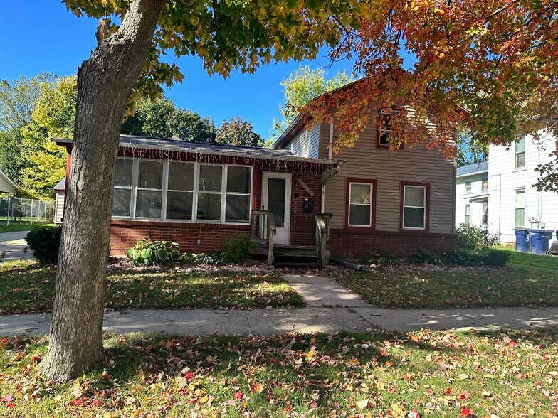 Building Photo - 318 S Locust St