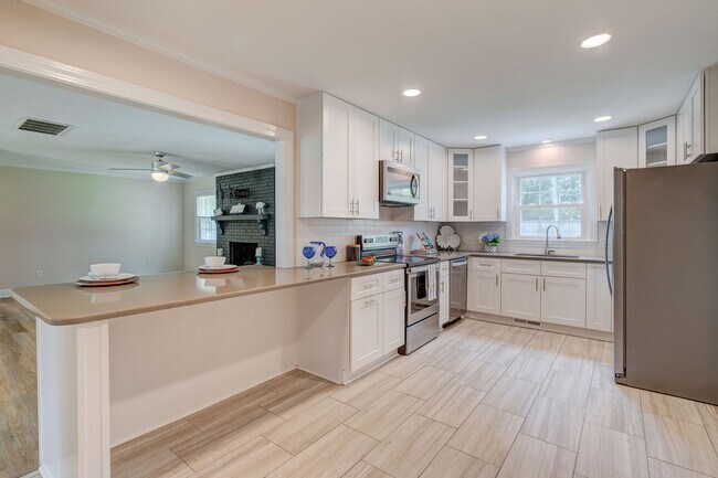 Building Photo - 617 Windemere Rd