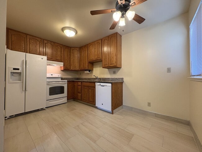Building Photo - Charming 2-Bedroom Duplex Unit in Redwood City – Prime Location!