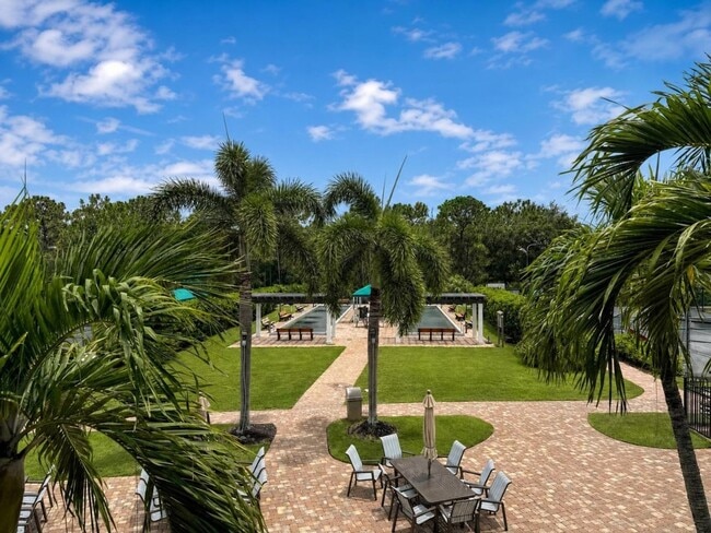 Building Photo - Beautifully furnished 2-bedroom and den, 2-bath in Sterlling Oak