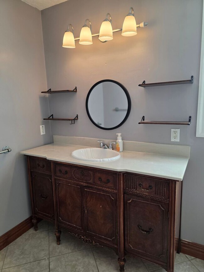 Building Photo - Great 3 bed 2 bath in the beautiful Meadow...