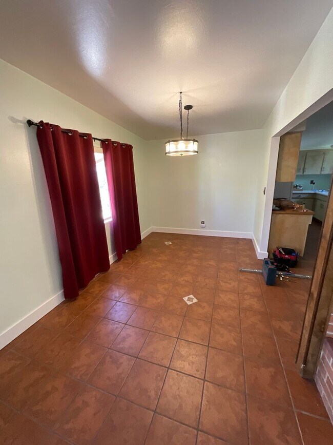 Building Photo - Eastside home with privacy on cul-de-sac