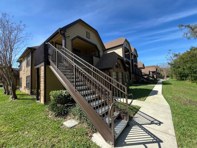 Building Photo - 1/1 Corner Unit in GATED ~ LAKEFRONT community in Altamonte Springs!