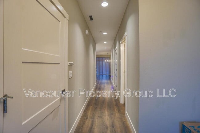 Building Photo - 11805 NE 108th St