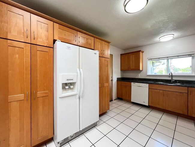 Building Photo - Single-Level Bel Aire Home with Spacious Layout