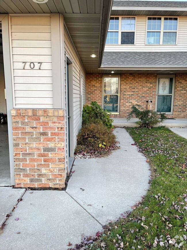 Building Photo - 707-709 Edge Point Ct