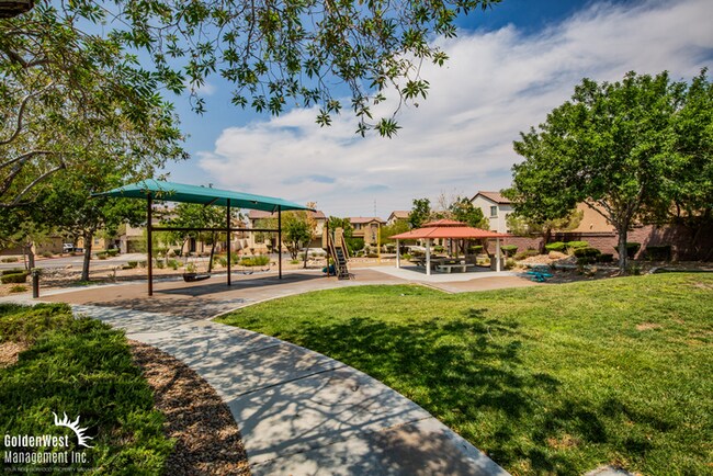 Building Photo - Spacious 3Bdm 2.5Ba Home with Modern Touch...
