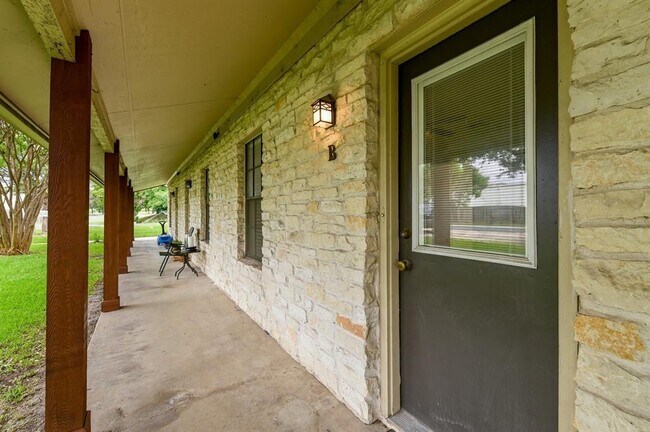 Building Photo - 204 Northwest Dr