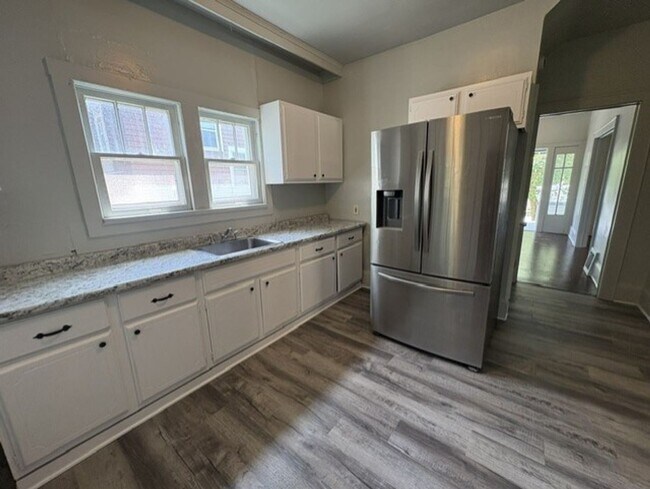 Building Photo - Spacious Akron Single-Family Home with Front Porch, Dining Room, Fireplace & Backyard!