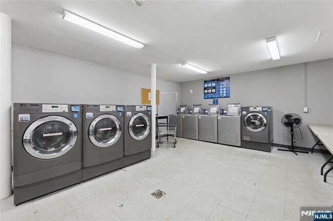 Building Photo - 25- 18 High St