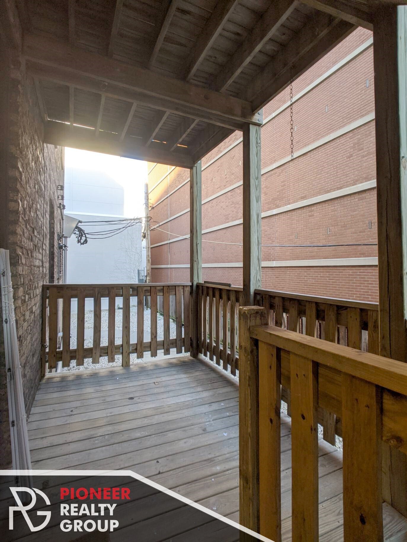 Building Photo - 812 W Waveland Ave