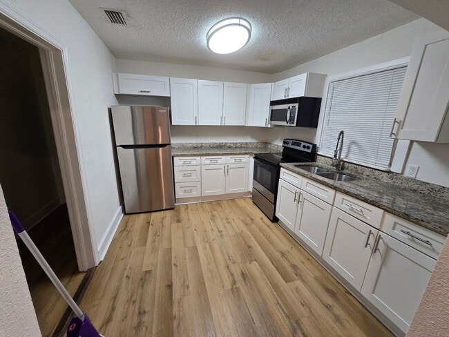 Building Photo - 1347 W 26th St