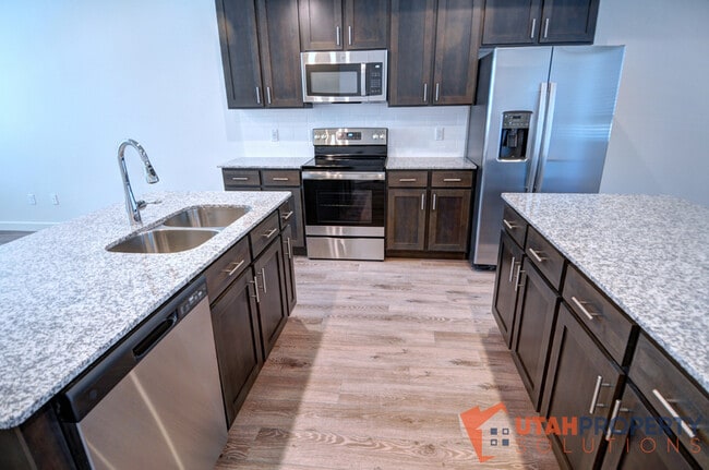 Building Photo - 1006 W 430 S