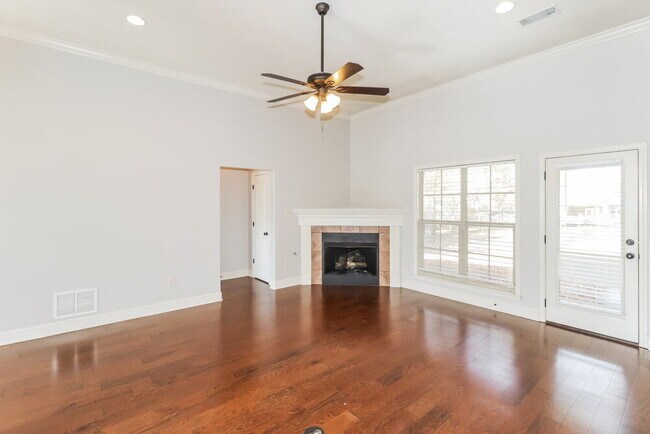 Building Photo - 706 Bending Oak S