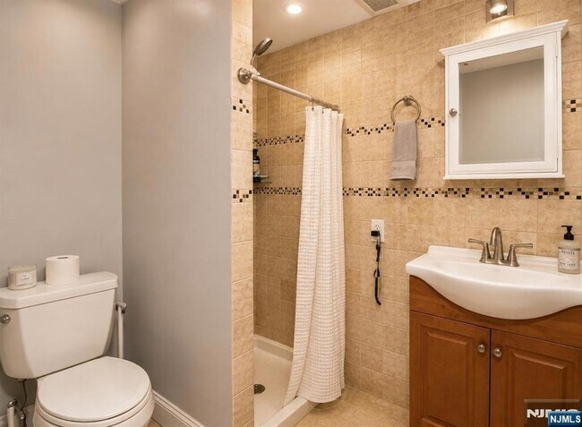 Building Photo - 6 Pineview Terrace