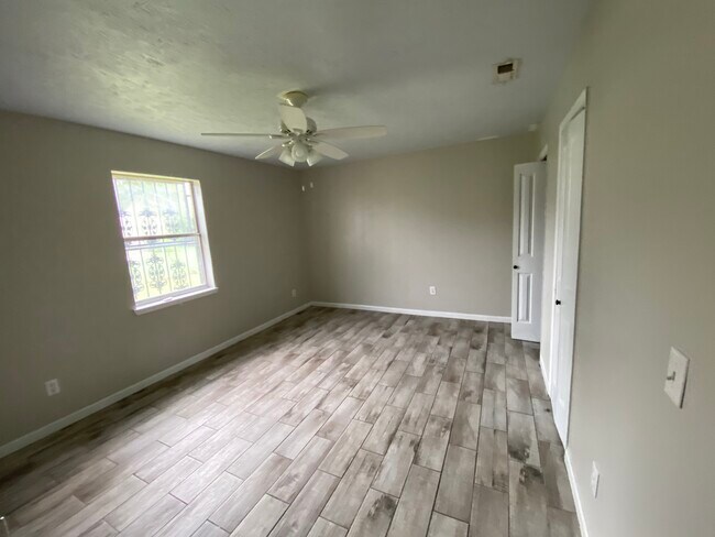 Building Photo - 1015 Kurze Ave