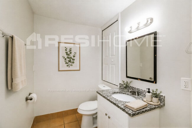 Building Photo - 8154 Huntington Dr