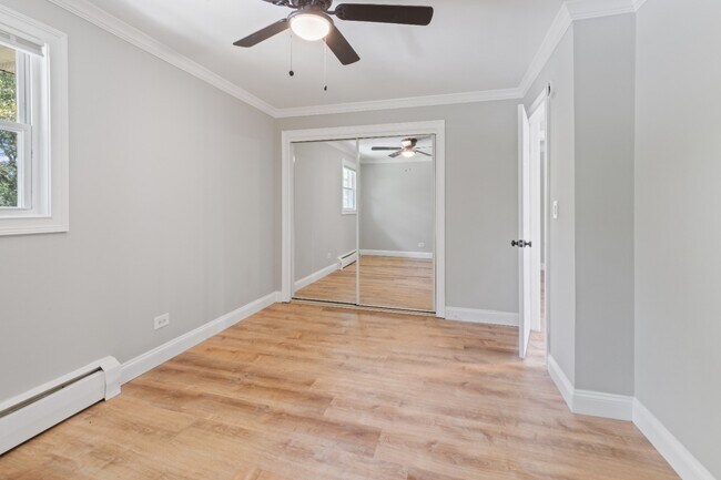 Building Photo - Rehabbed 2 Bedroom In Prime Lake Bluff Location - Pet Friendly - Free Parking!