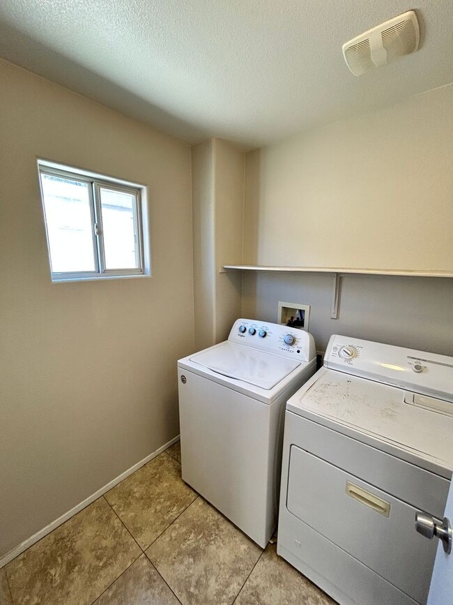 Building Photo - Charming 3 Bed/3Bath, 2-Story Home nestled...