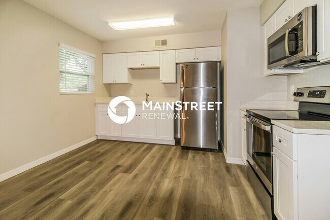 Building Photo - 3 Bedroom Pet-Friendly Home in Apopka, FL with Main Street Renewal