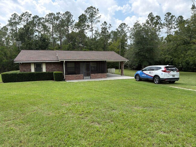 Building Photo - Newly renovated, new painted on large lot - mowing included in rent!