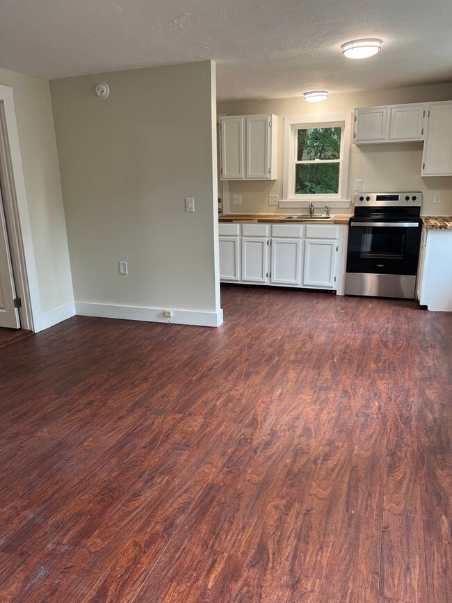 Building Photo - 5 Elm St