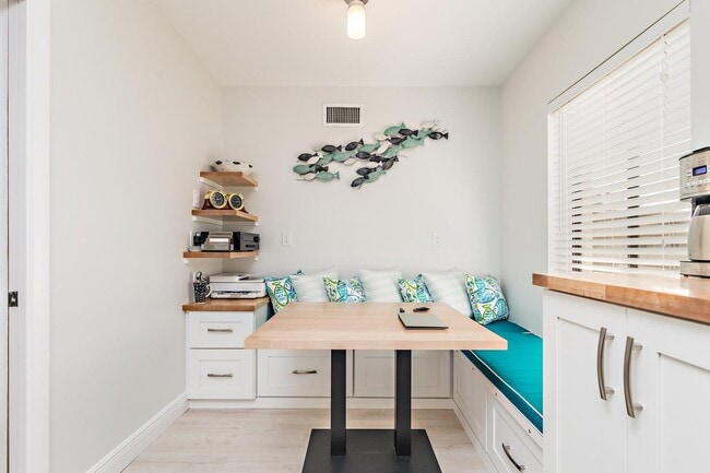 Building Photo - 16940 W Bay Dr